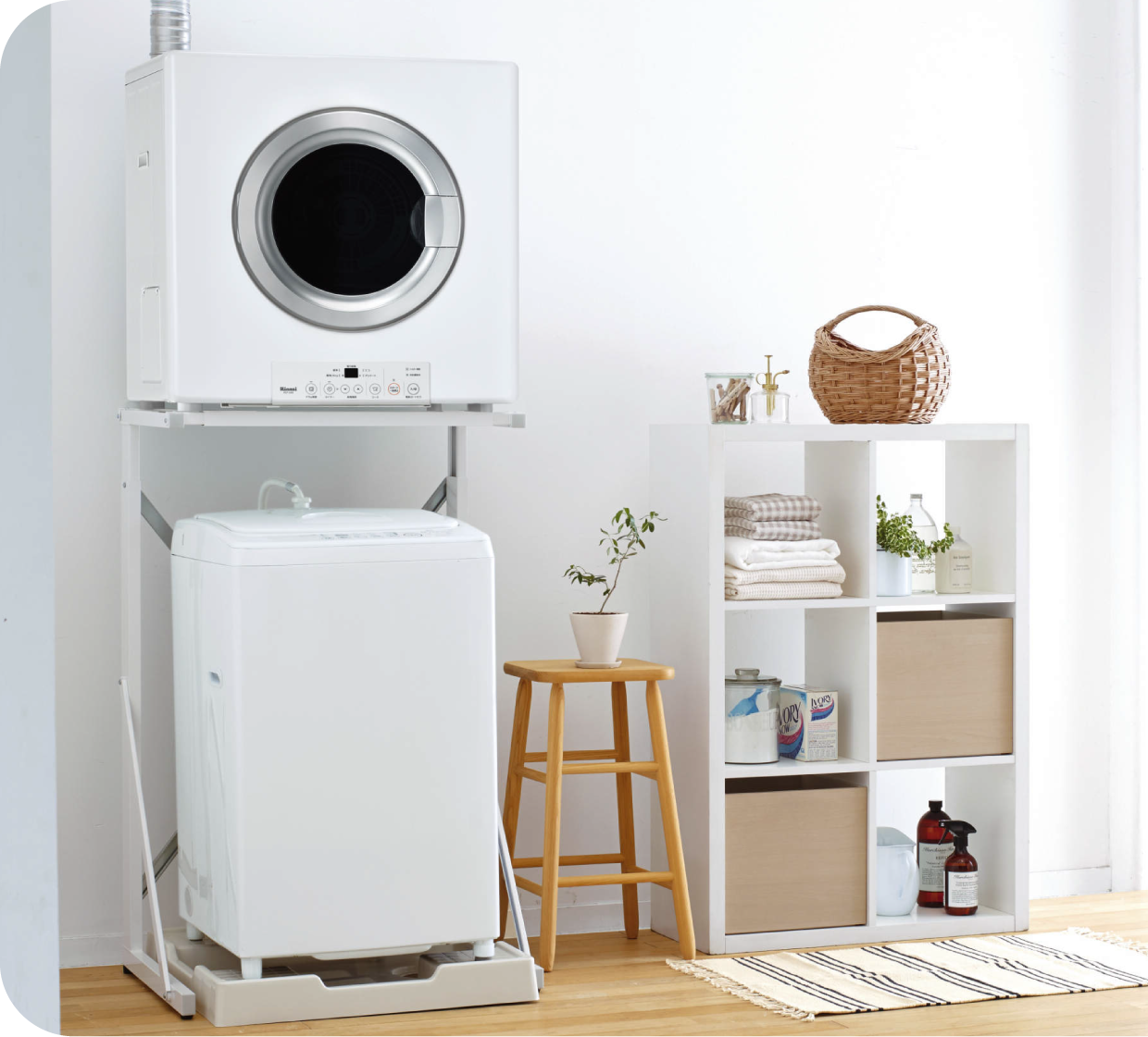 明るい洗面所に設置されたランドリースペースのイメージ